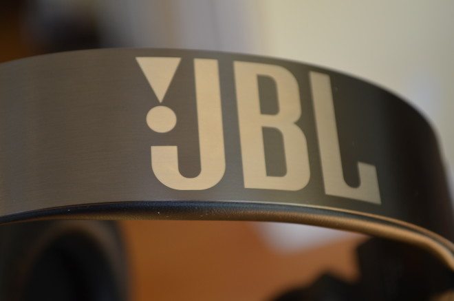 The aluminum headpiece has a cushion on the underside for comfort. Photo: Patricia Vollmer.