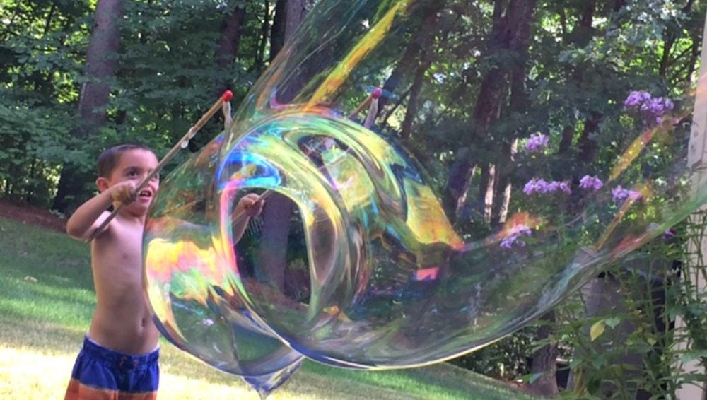 Beat Boredom with Big Bubbles, bubble recipe, diy giant bubbles