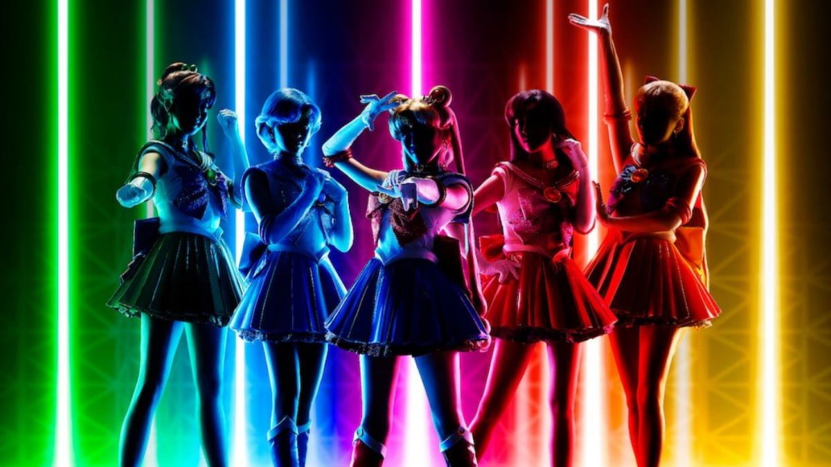 five figures backlit by the five sailor colors